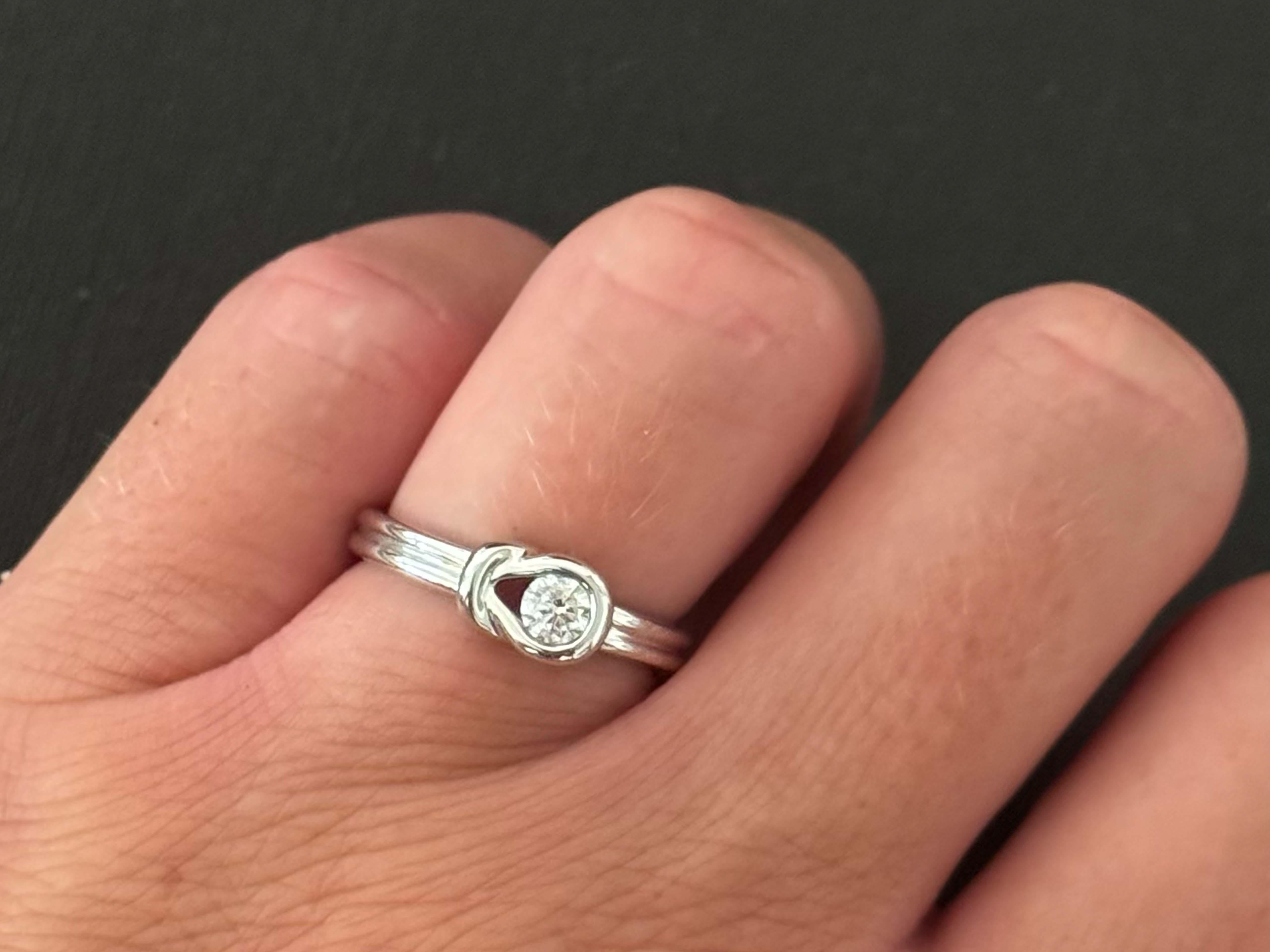 Specifiche dell'articolo:

Metallo: oro bianco 14k

Numero di diamanti: 1 tagli a brillante

Peso totale dei diamanti: ~0,25 carati 

Misure del diamante: 3,9 mm x 3,9 mm x 2,4 mm

Colore del diamante: J

Chiarezza del diamante: SI2

Misura