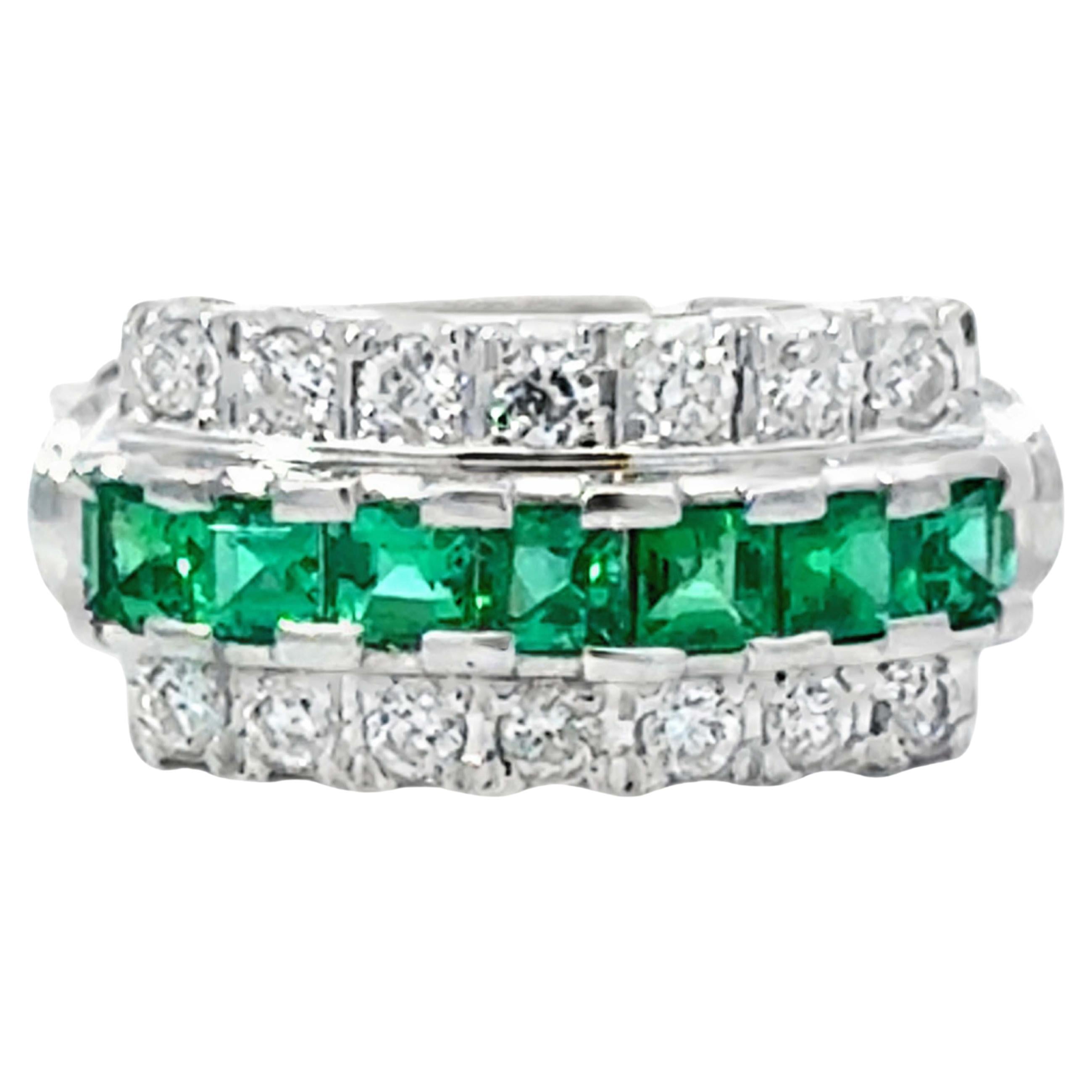 Antiker Art Deco Ring mit grünem Smaragd und doppelter Diamantreihe in Platin im Angebot