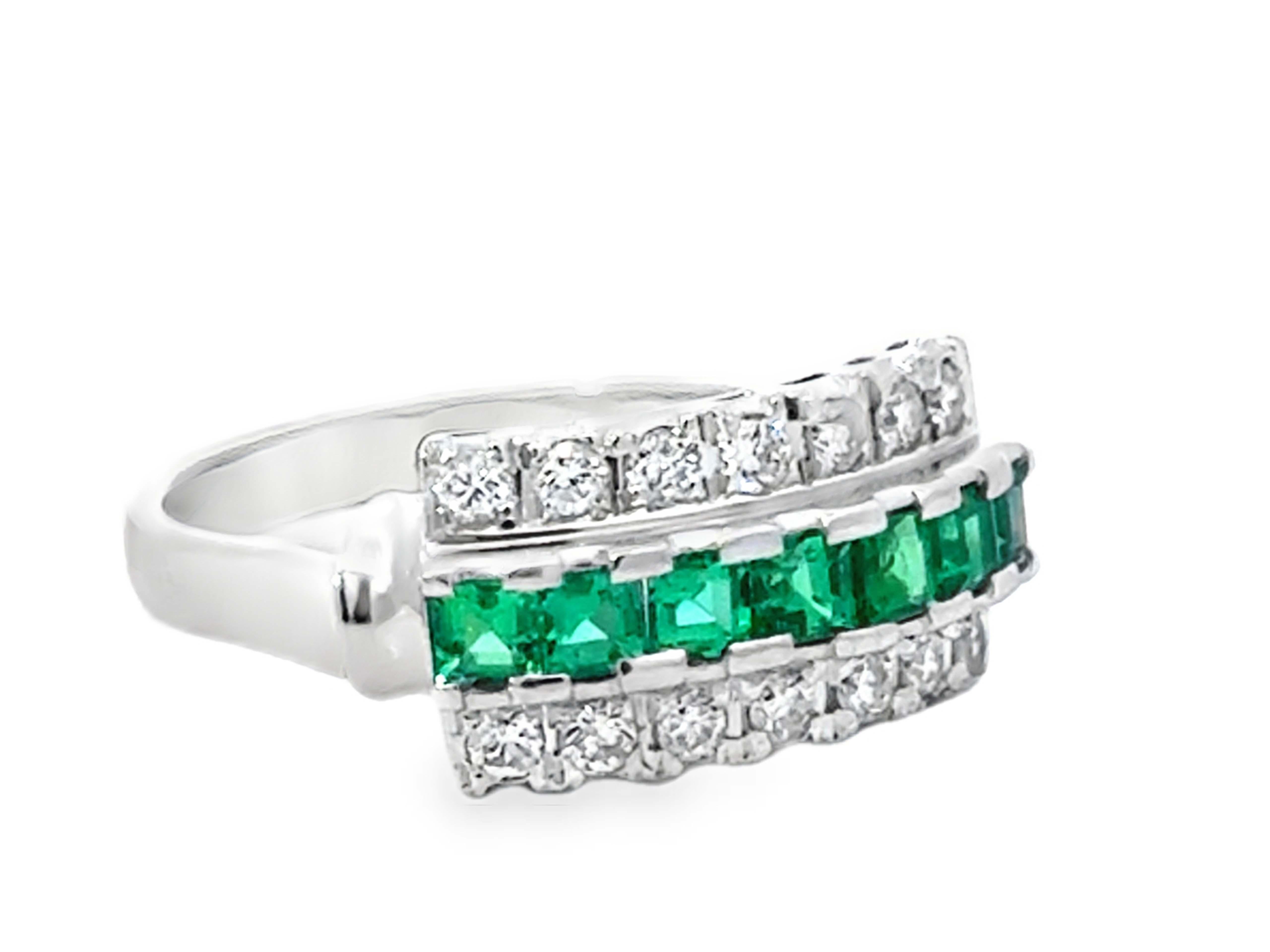 Antiker Art Deco Ring mit grünem Smaragd und doppelter Diamantreihe in Platin (Moderne) im Angebot