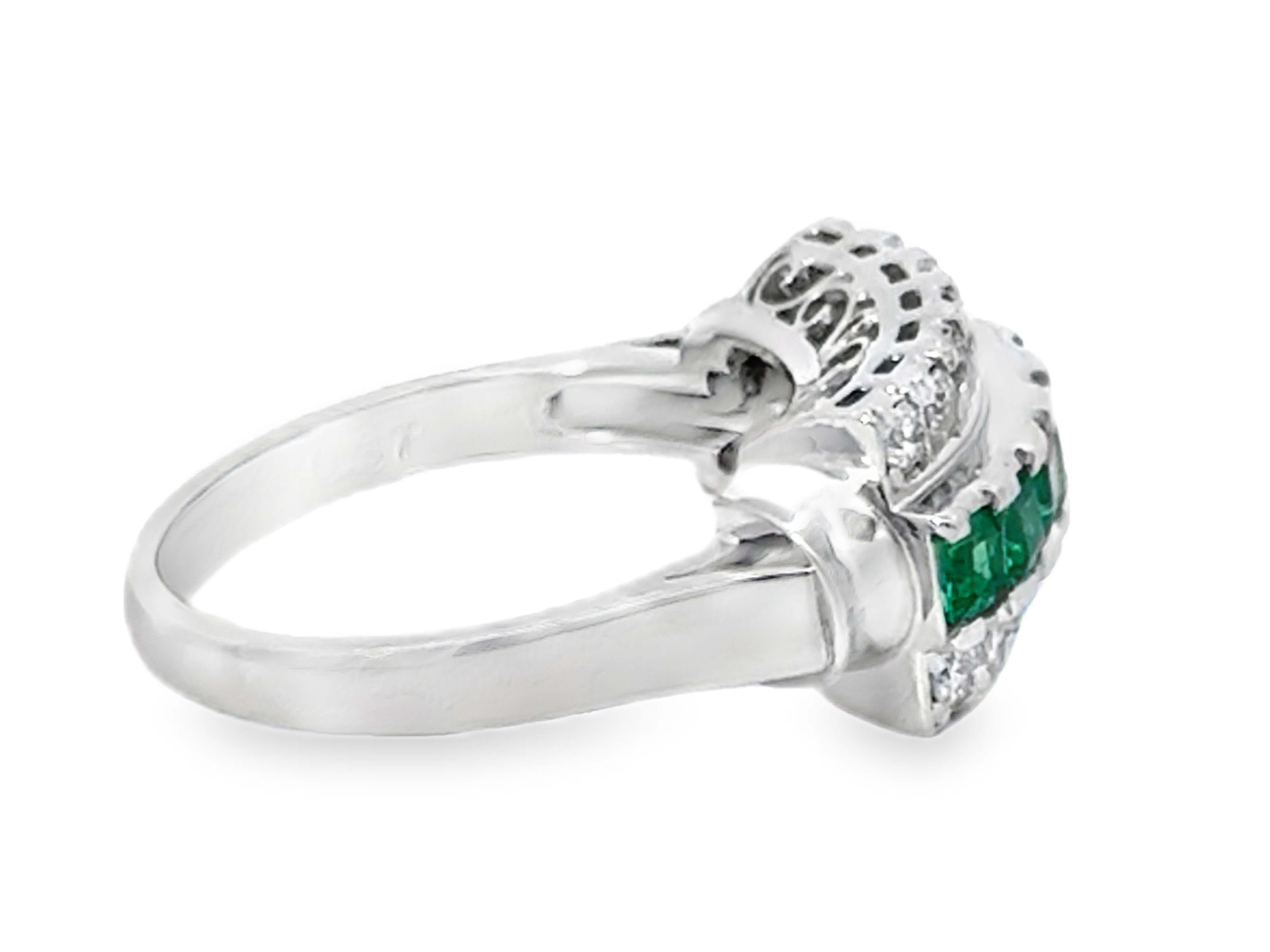 Antiker Art Deco Ring mit grünem Smaragd und doppelter Diamantreihe in Platin im Zustand „Hervorragend“ im Angebot in Honolulu, HI