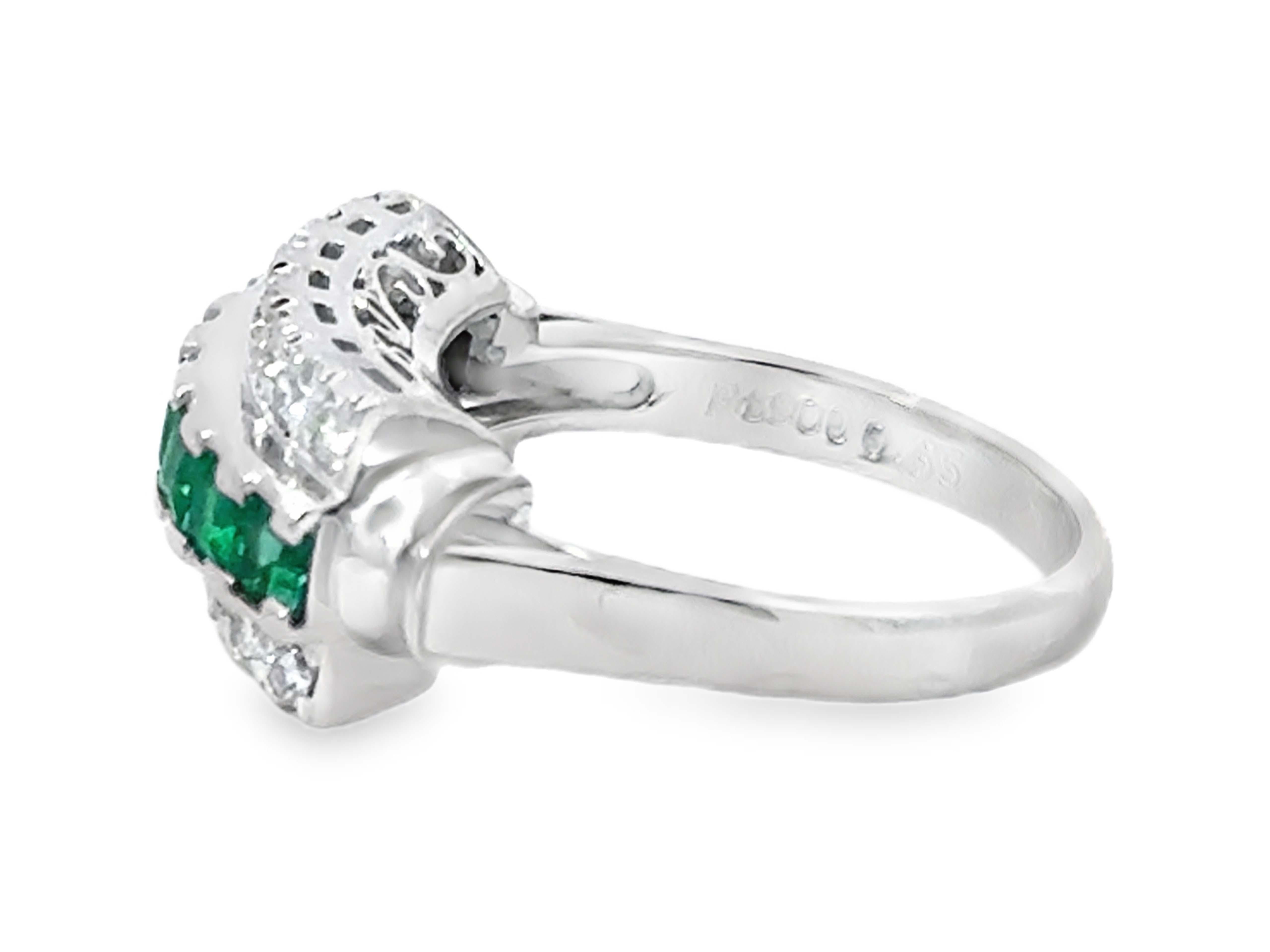 Antiker Art Deco Ring mit grünem Smaragd und doppelter Diamantreihe in Platin für Damen oder Herren im Angebot