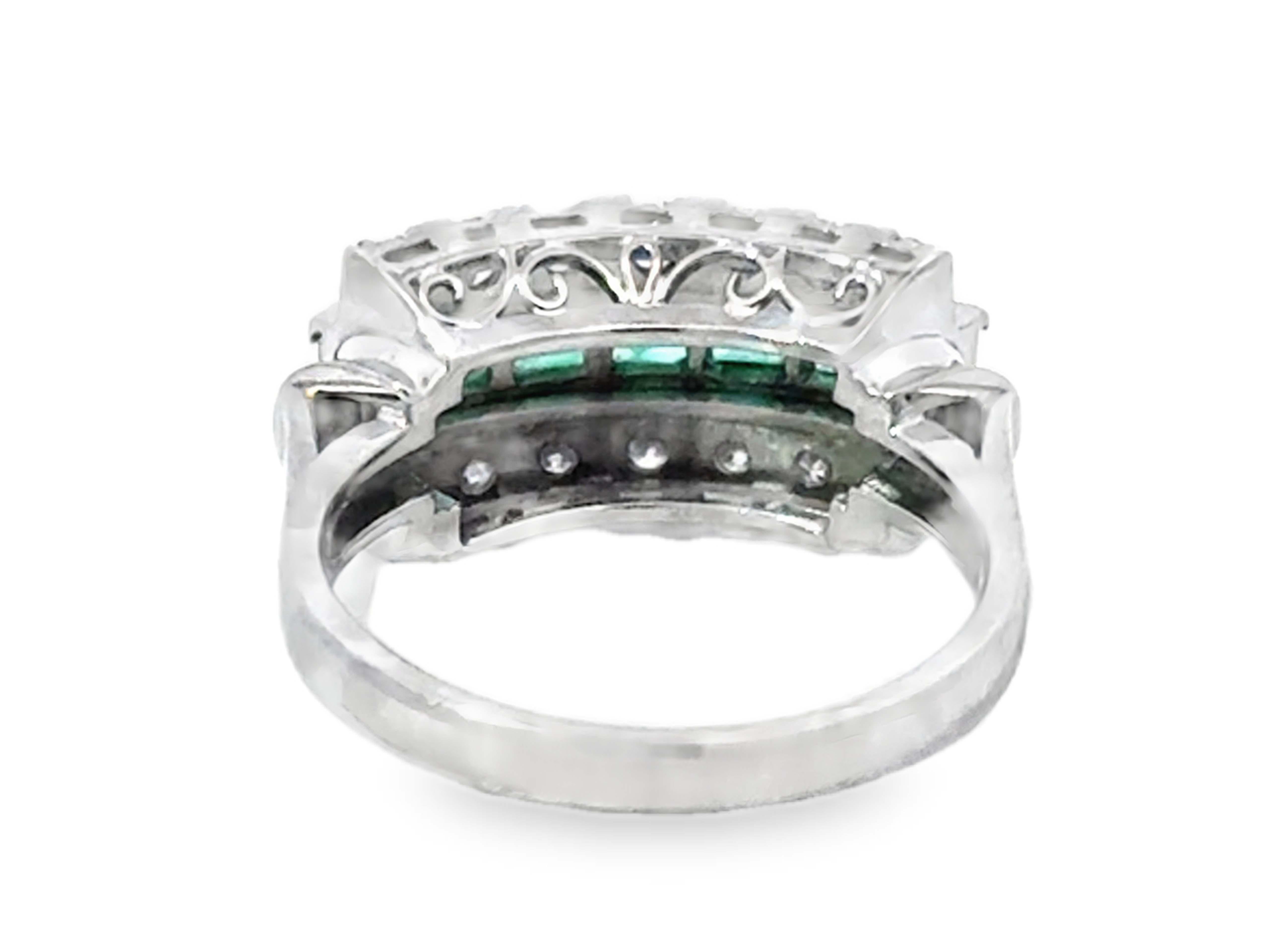 Antiker Art Deco Ring mit grünem Smaragd und doppelter Diamantreihe in Platin im Angebot 1