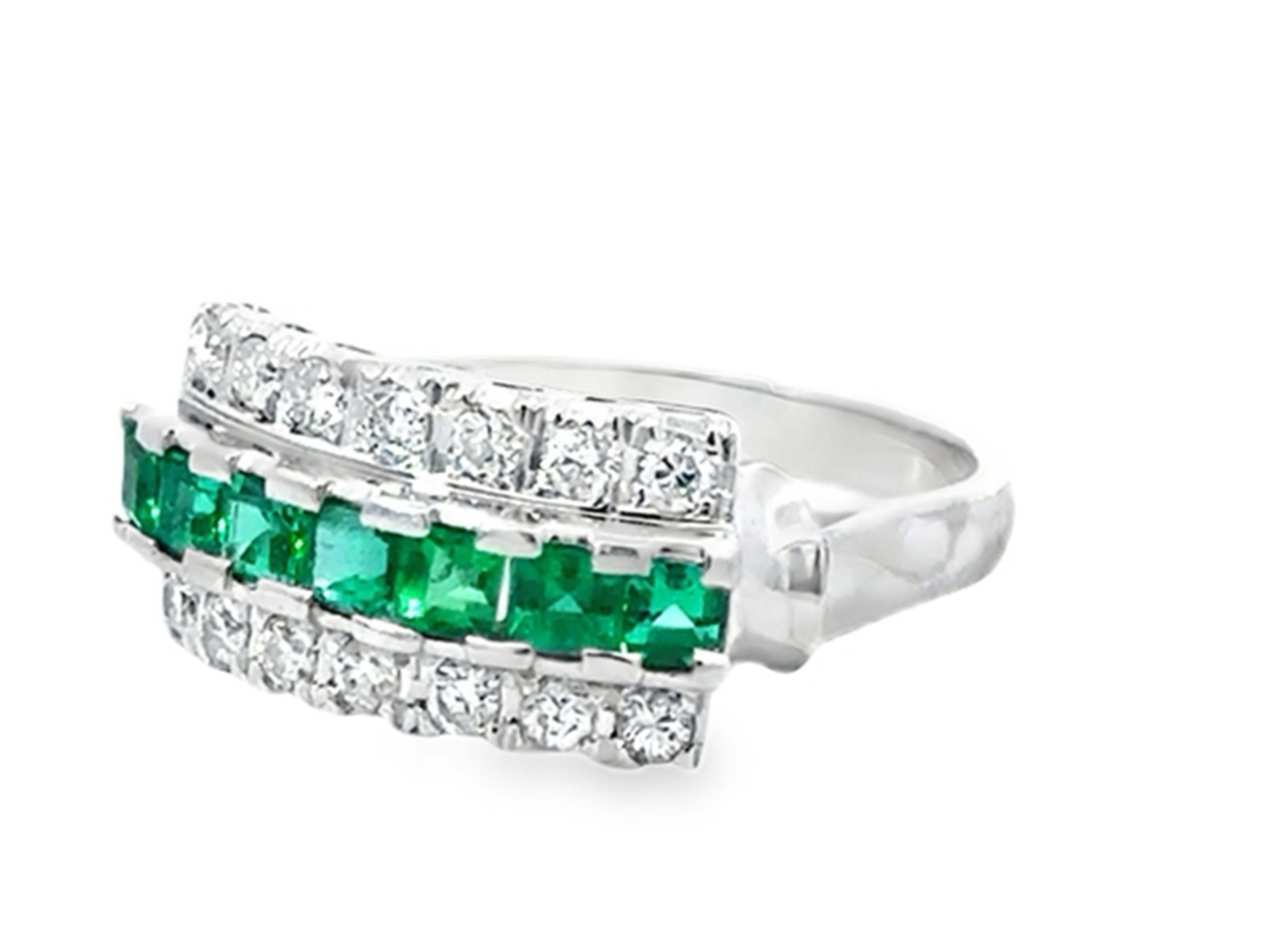Antiker Art Deco Ring mit grünem Smaragd und doppelter Diamantreihe in Platin (Brillantschliff) im Angebot