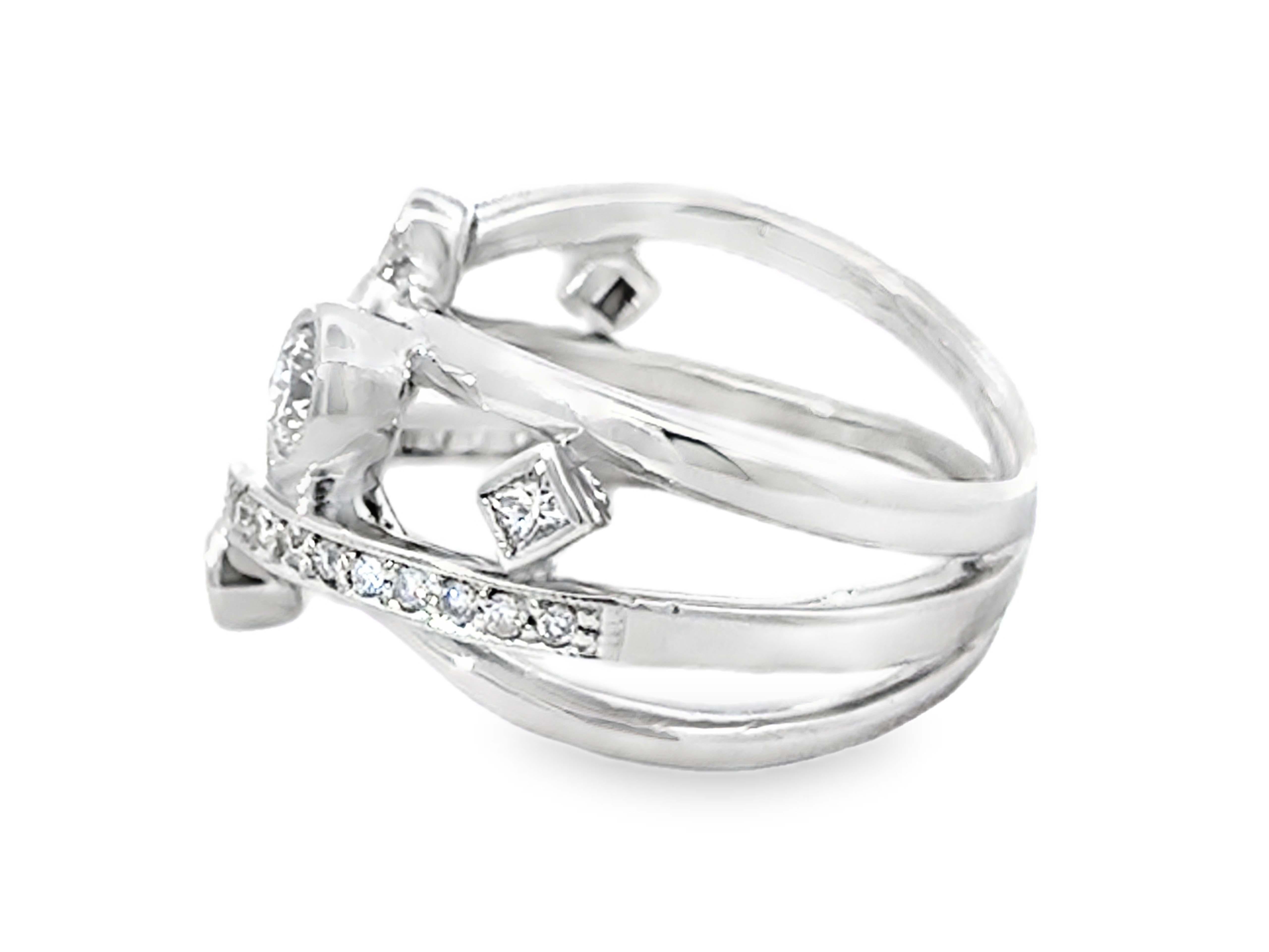 Anello a fascia con triplo diamante con diamanti taglio Brilliante e Principessa in oro bianco 18 carati In condizioni Nuovo in vendita a Honolulu, HI