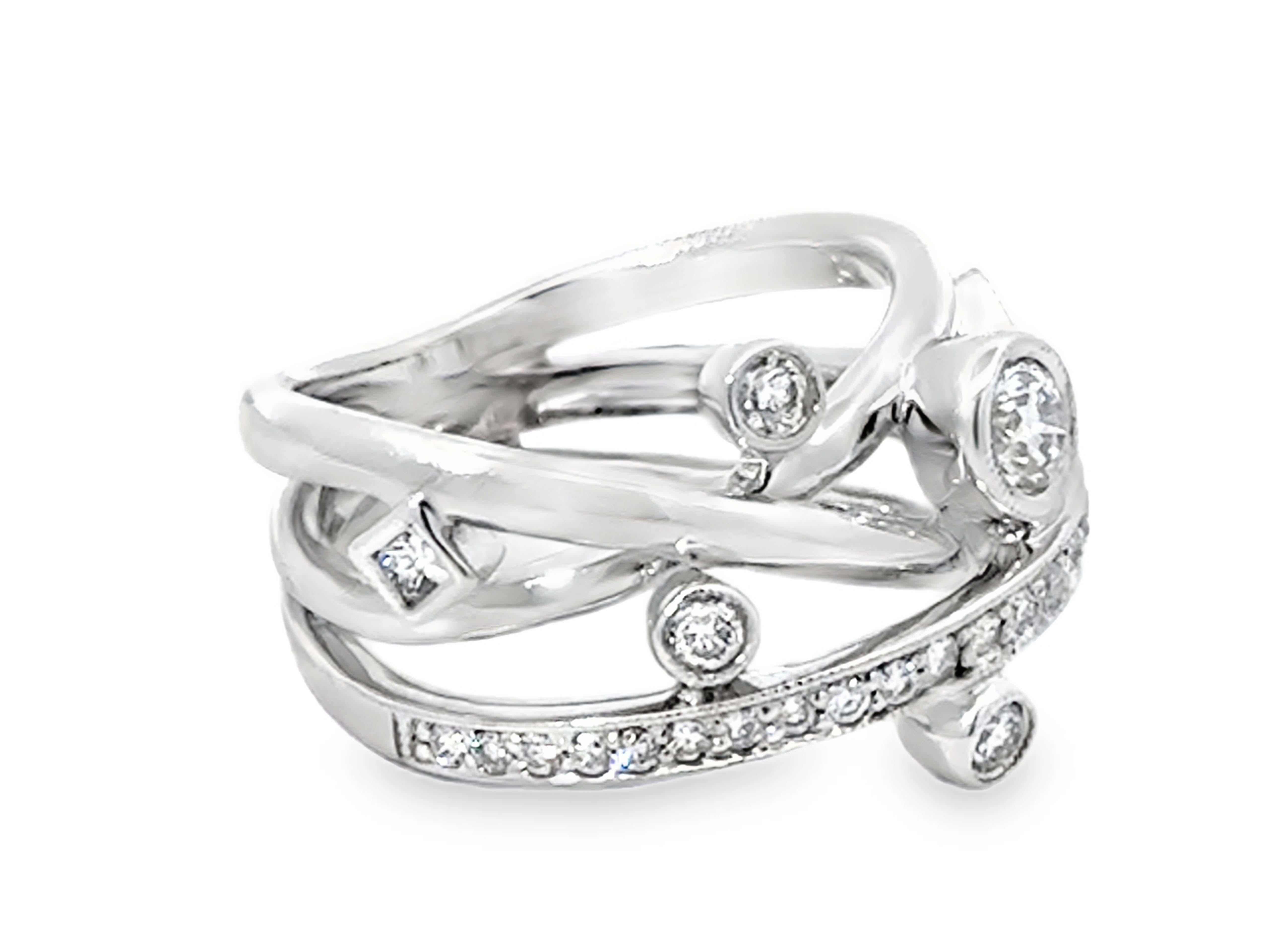 Moderno Anello a fascia con triplo diamante con diamanti taglio Brilliante e Principessa in oro bianco 18 carati in vendita