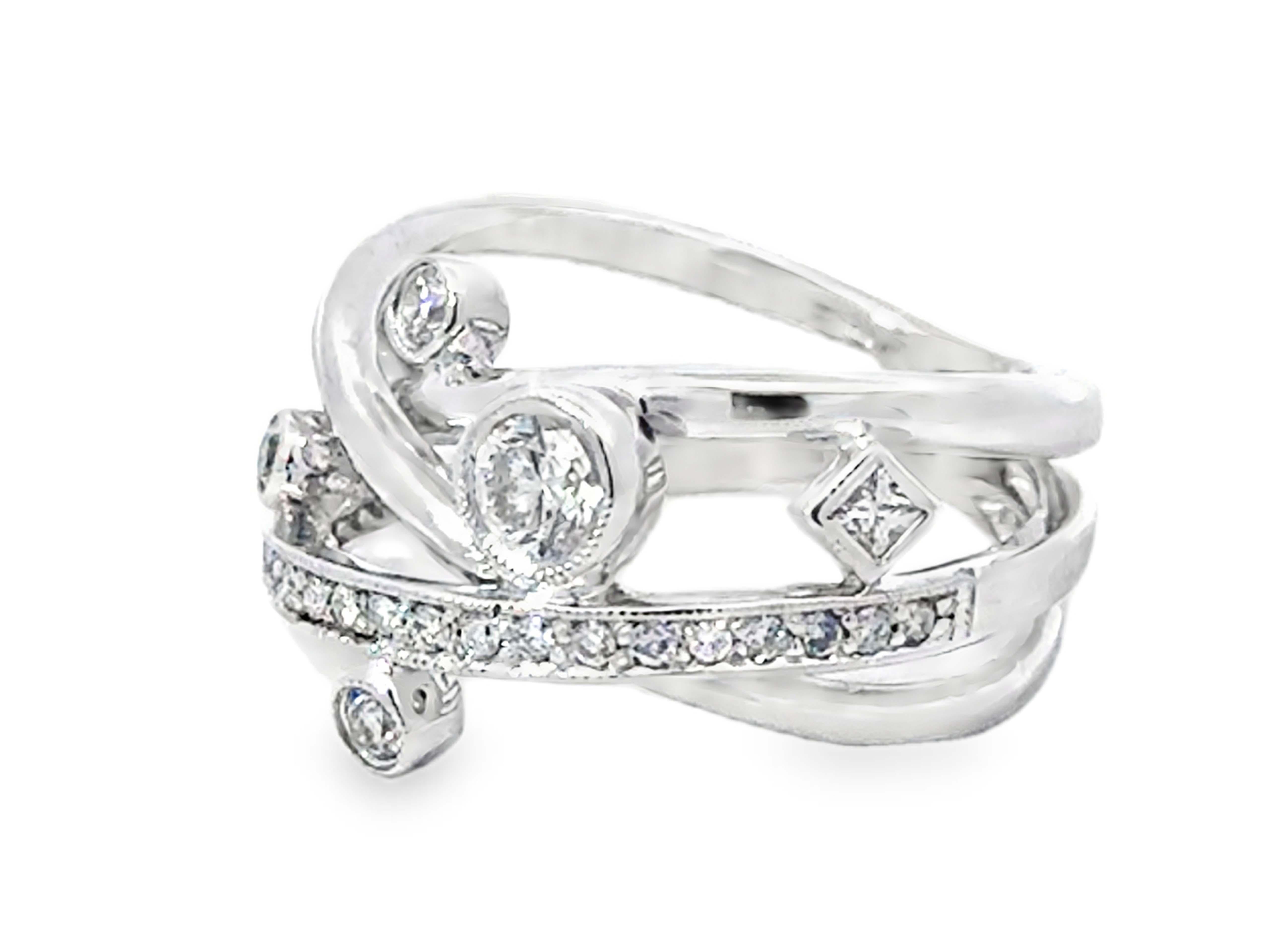 Taglio brillante Anello a fascia con triplo diamante con diamanti taglio Brilliante e Principessa in oro bianco 18 carati in vendita