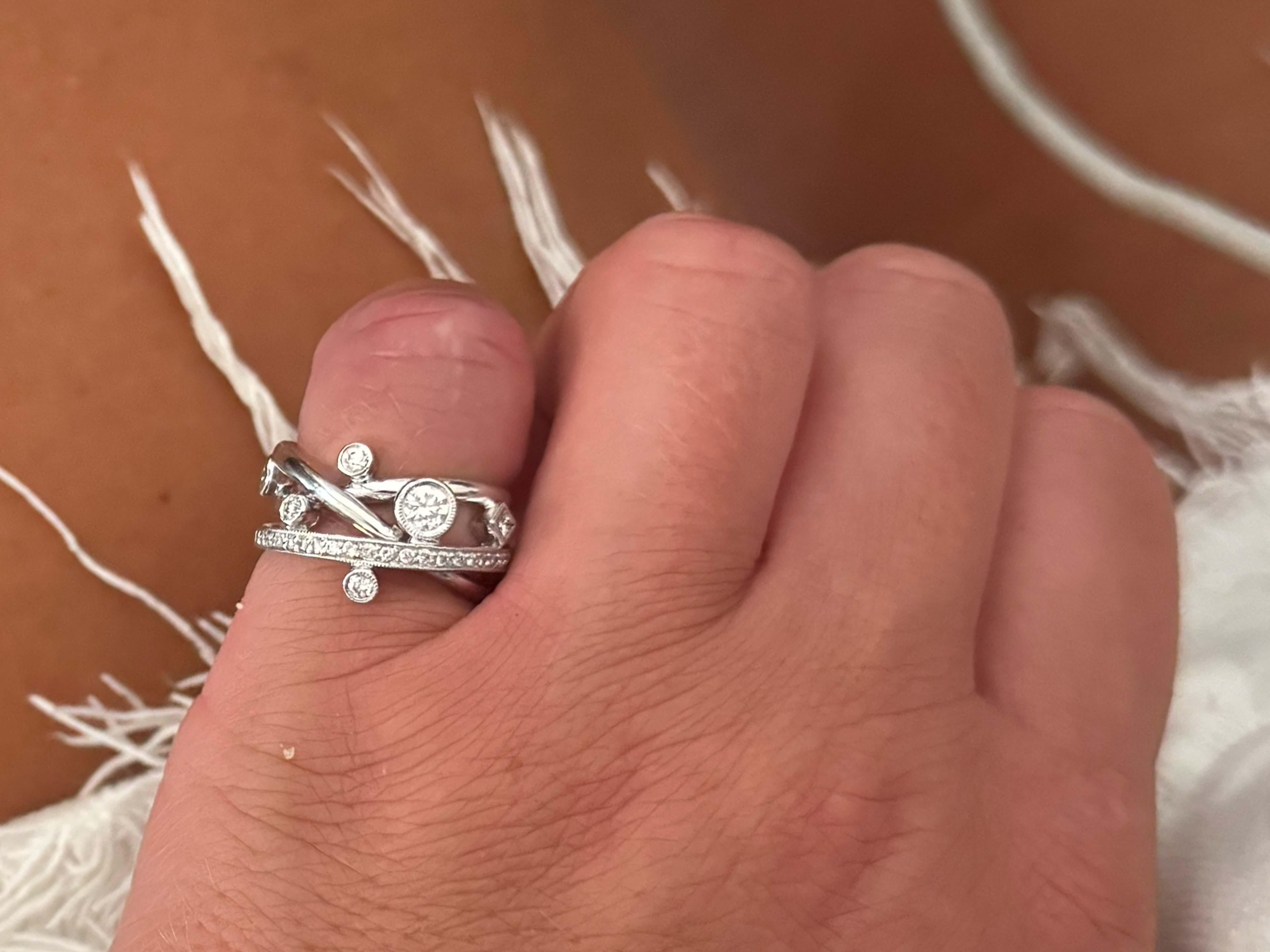 Specifiche dell'articolo:

Metallo: oro bianco 18k

Numero di diamanti: 28 diamanti in totale, 26 a taglio brillante e 2 a taglio princess

Peso totale dei diamanti: ~0,60 carati 

Misure del diamante taglio Princess: ~2,3 mm x 2,2 mm x 2,2