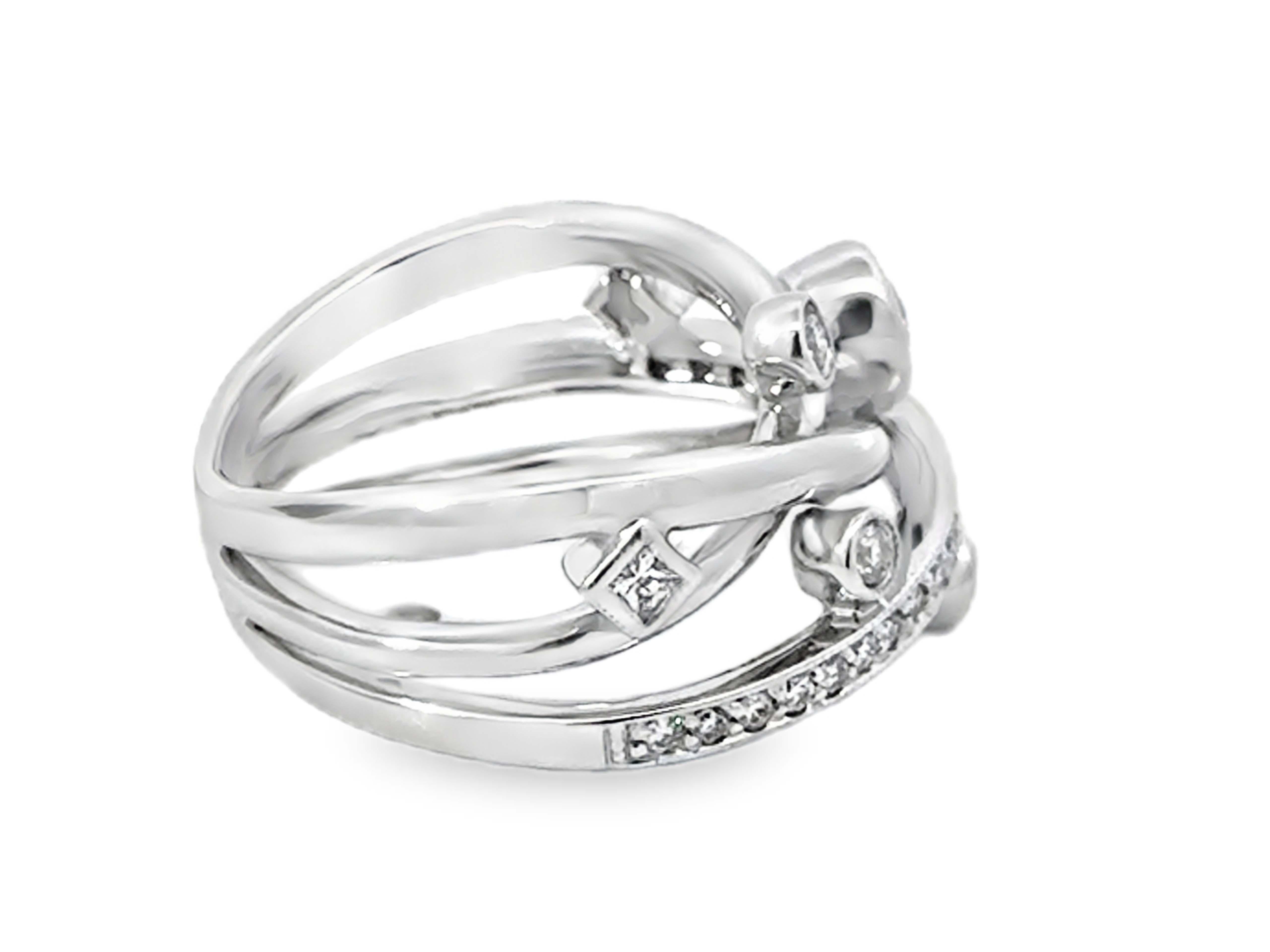 Anello a fascia con triplo diamante con diamanti taglio Brilliante e Principessa in oro bianco 18 carati in vendita 1