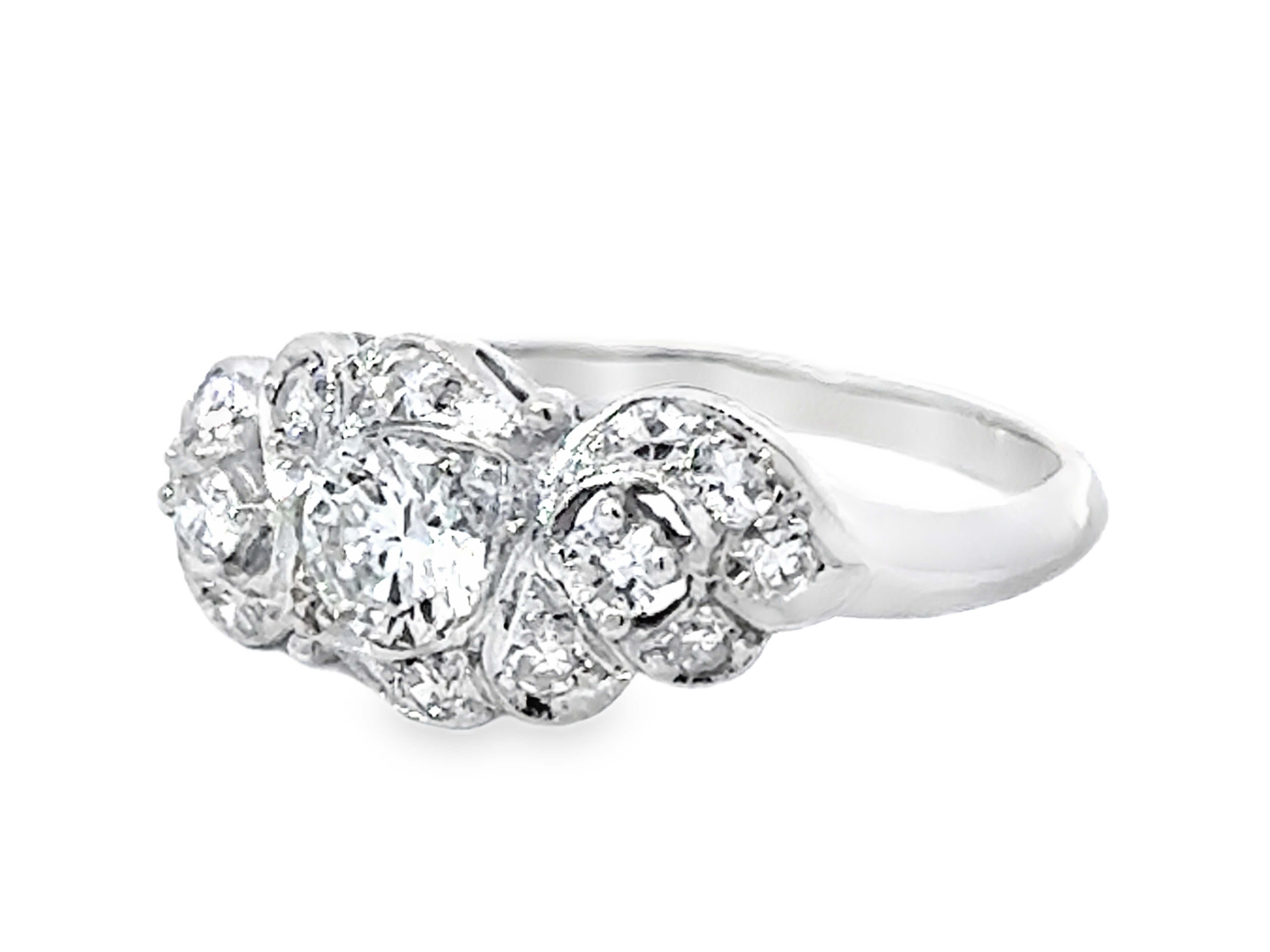 Taglio brillante Anello a fascia con diamante tondo Brilliante Art Deco in oro bianco 14K in vendita