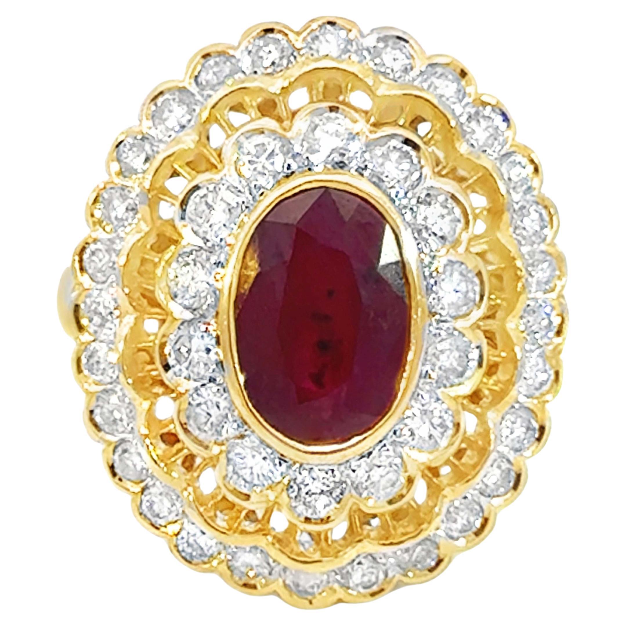 Bague ovale en or jaune 10k à double diamant et rubis rouge en vente