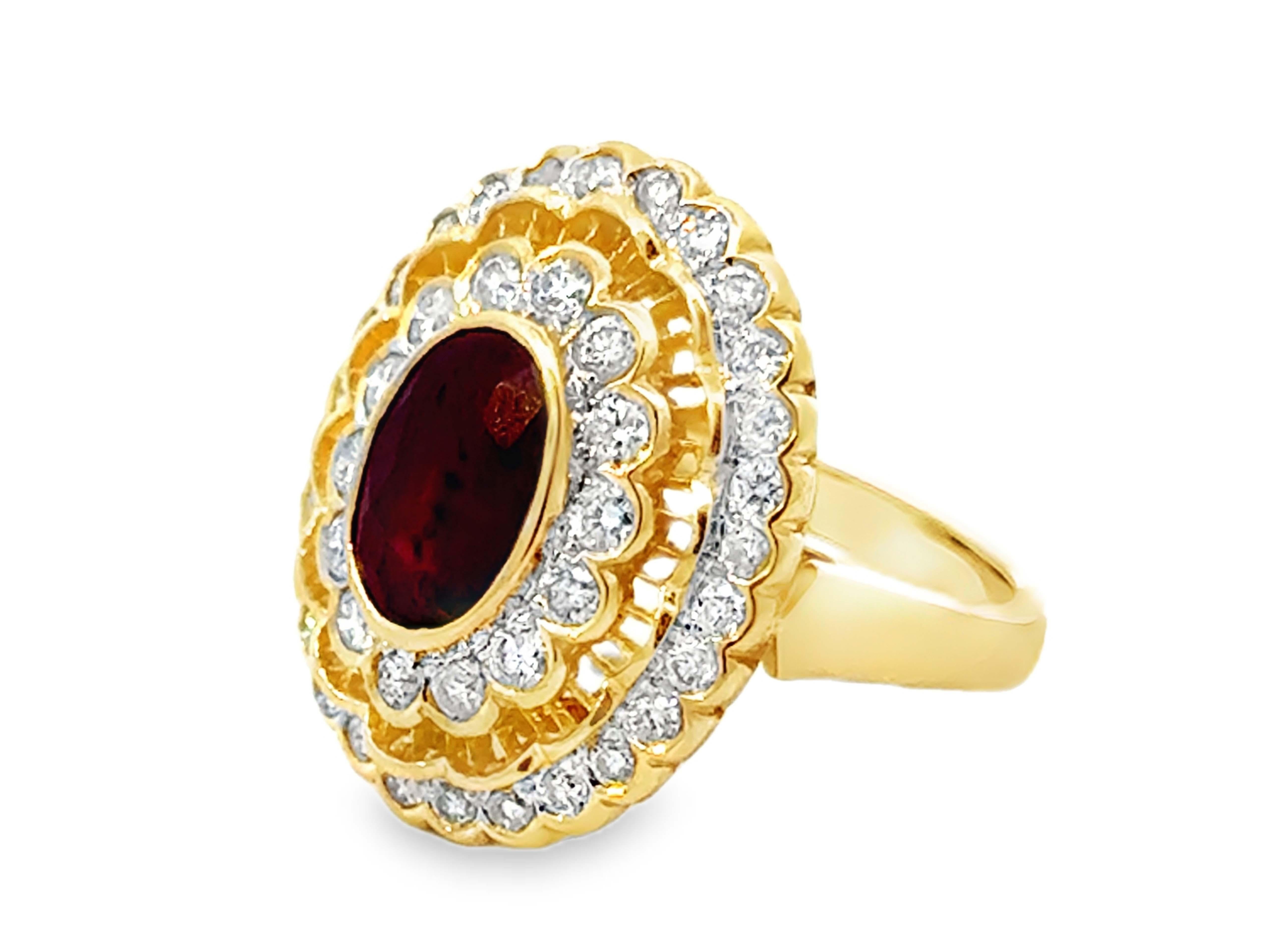 Taille ovale Bague ovale en or jaune 10k à double diamant et rubis rouge en vente