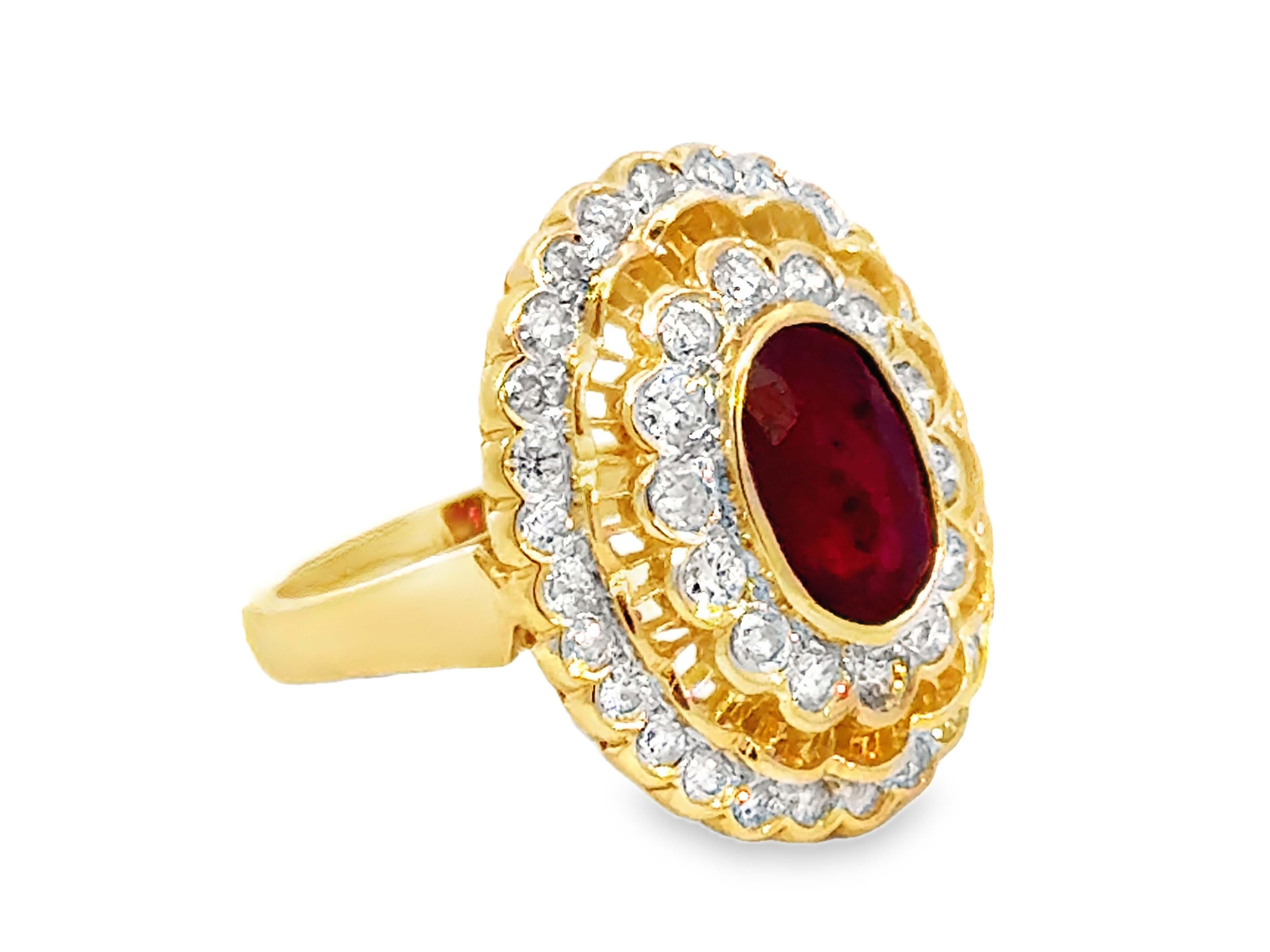 Moderne Bague ovale en or jaune 10k à double diamant et rubis rouge en vente