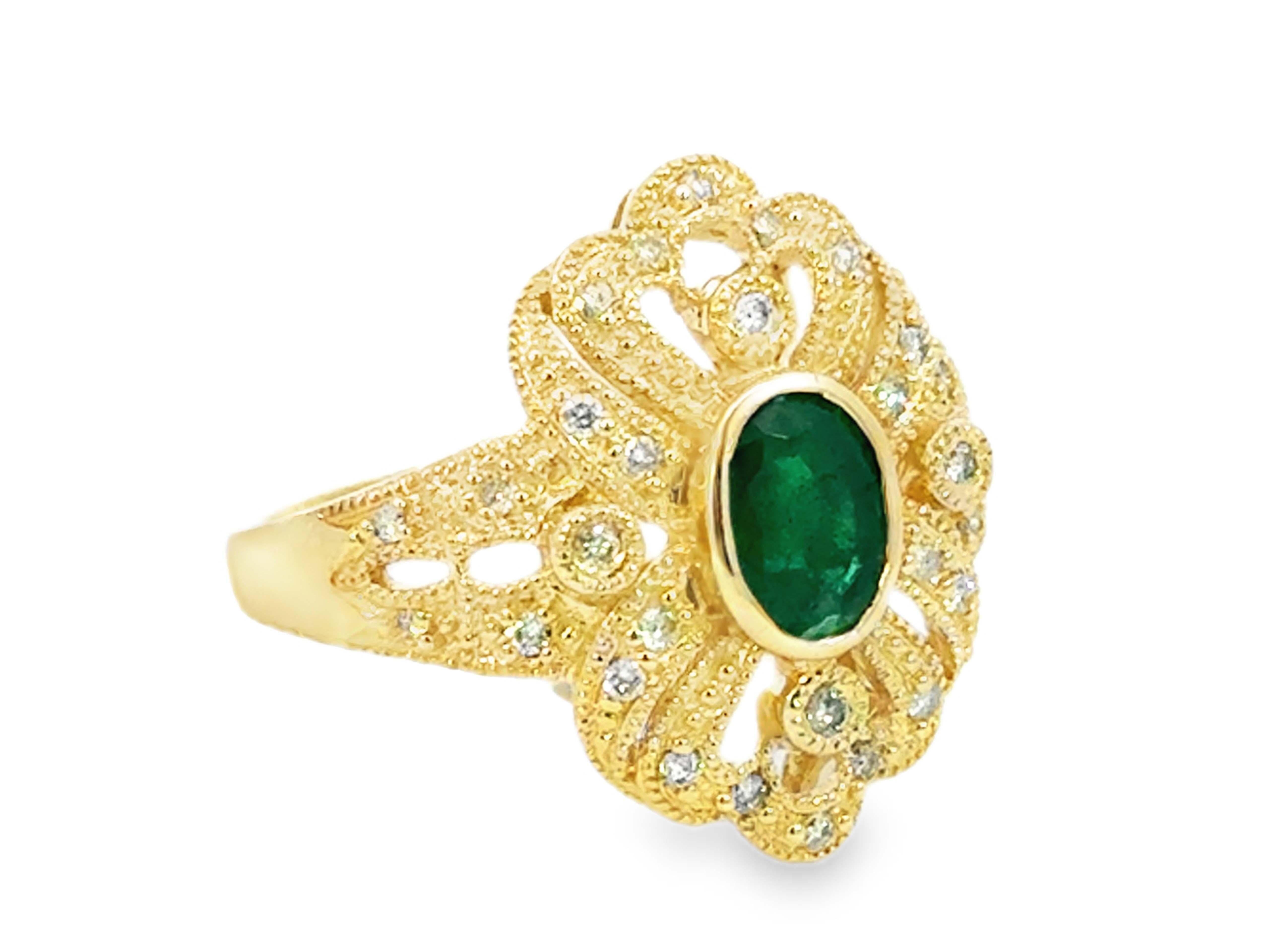 Taille ovale Bague en or jaune 14k avec émeraude verte ovale et diamant en vente