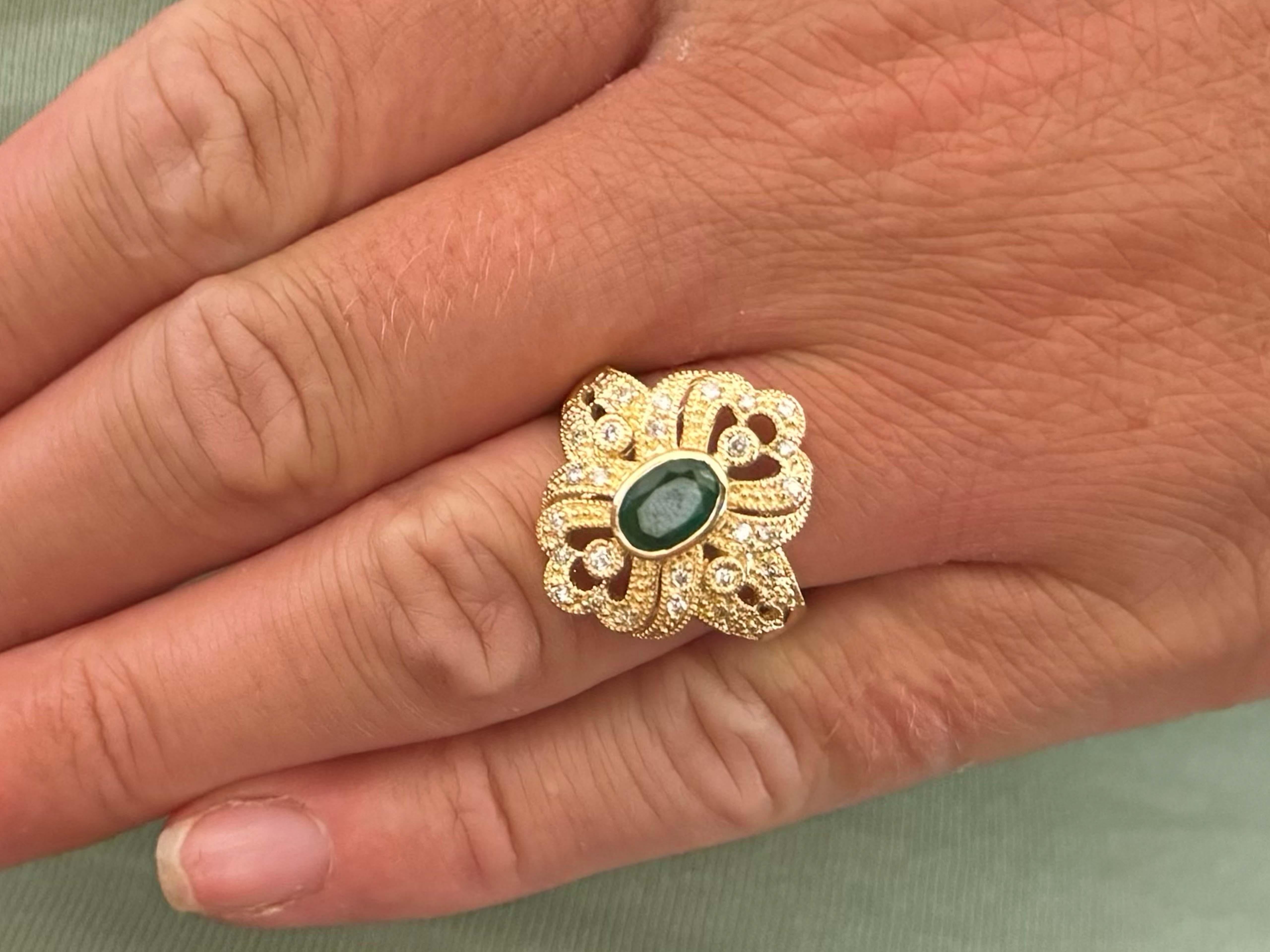 Spécifications de l'article :

Métal : Or jaune 14K

Taille de la bague : 7,25 (redimensionnement possible moyennant des frais)

Hauteur de l'anneau : 20.3 mm

Poids total : 6.0 grammes

Nombre de diamants : 30 diamants de taille brillant

Couleur