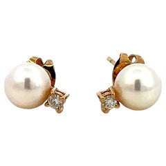 Boucles d'oreilles à clous Mikimoto en perle Akoya et diamants taille brillant, en or jaune 18 carats