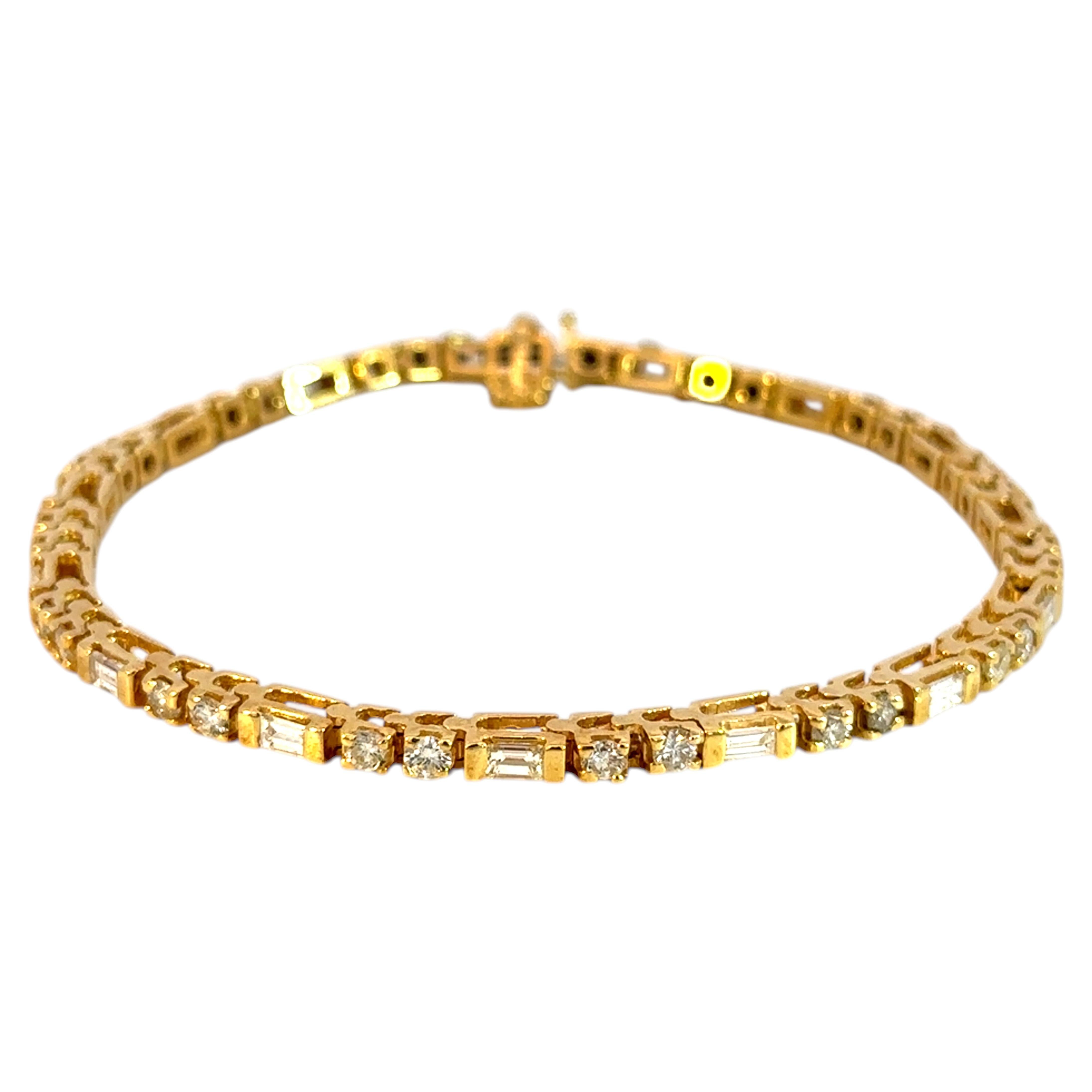 Bracelet « tennis » en diamants taille ronde et baguette, en or jaune 18 carats en vente