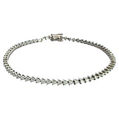 Bracelet « tennis » à diamants ronds serrés par trois griffes, en or blanc 14 carats