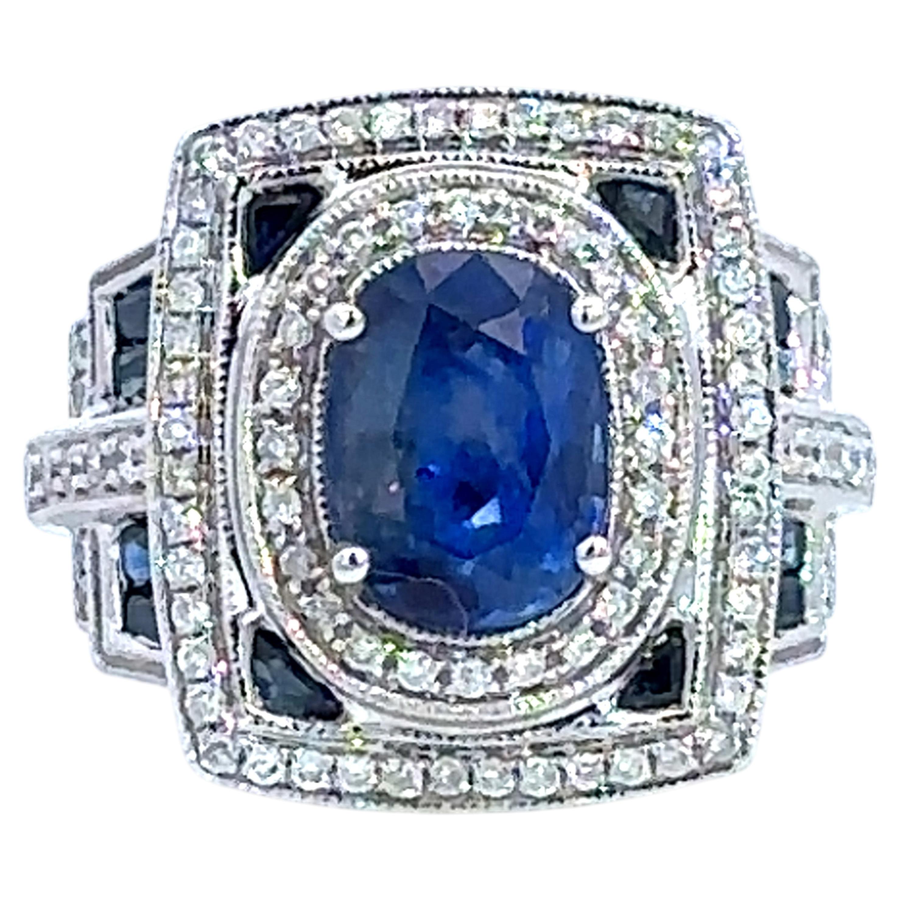 Anello con zaffiro blu ovale da 2,4 carati e diamanti a halo, in oro bianco 18 carati in vendita