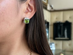 Peridot-Diamant-Halo-Ohrringe mit Hebelverschluss aus 18-karätigem Weißgold