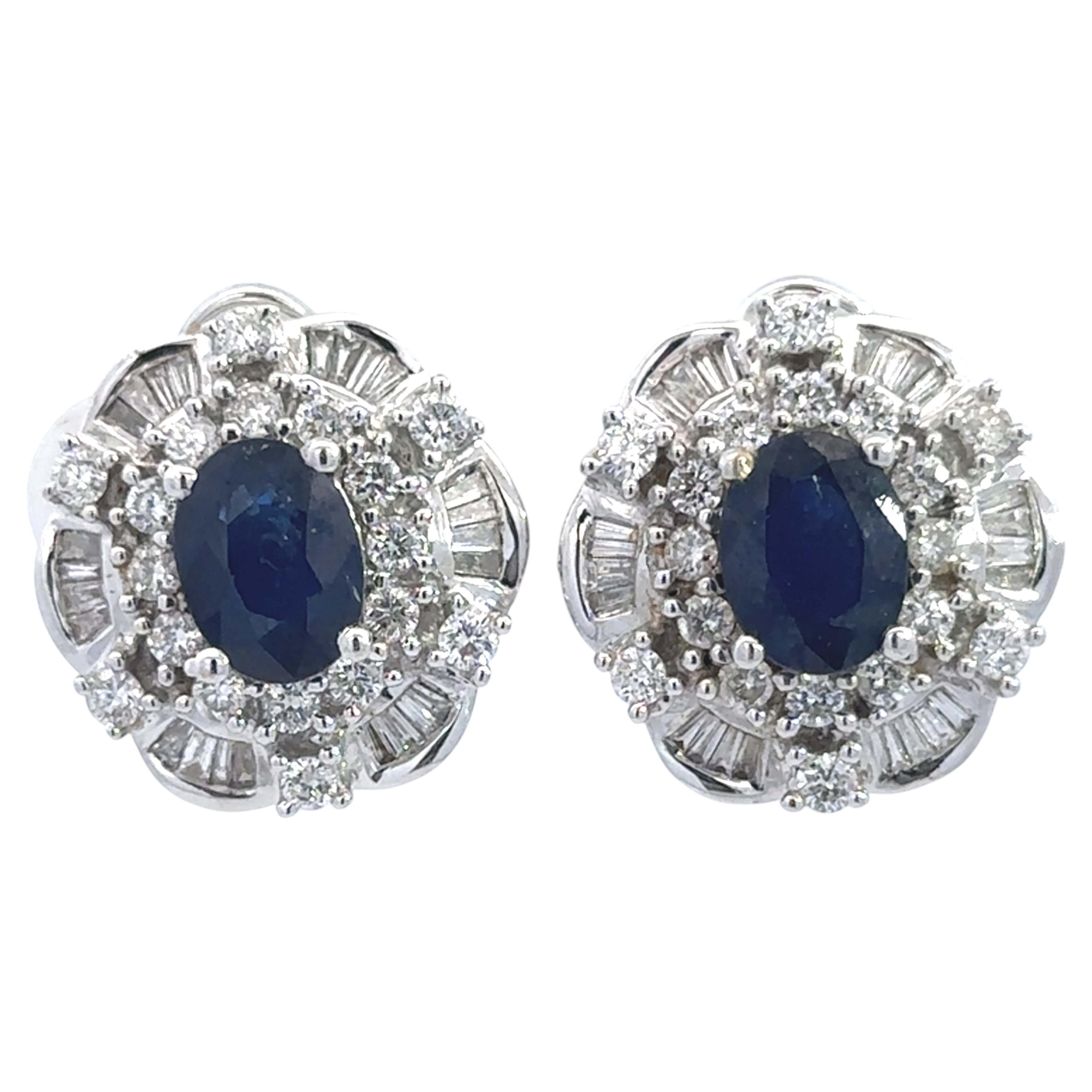 Boucles d'oreilles à fermoir à levier en or blanc 18 carats, ornées d'un saphir ovale bleu et de diamants taille baguette