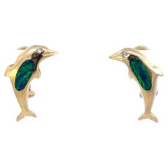 Orecchini a bottone con opale composito e diamanti a forma di delfino, in oro giallo 14k