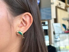 Orecchini a bottone con opale composito e diamanti a forma di delfino, in oro giallo 14k