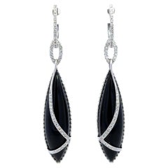 Orecchini pendenti con onice cabochon e diamanti in oro bianco 14k
