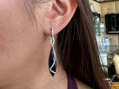 Orecchini pendenti con onice cabochon e diamanti in oro bianco 14k