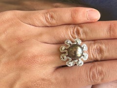 Anillo de perla tahitiana con flor de diamantes de talla simple en oro blanco de 18k