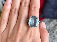 Anello con acquamarina e diamanti dal taglio a gradini rettangolare in oro bianco 14k
