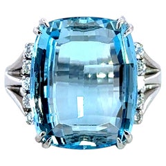 Anello con acquamarina e diamanti dal taglio a gradini rettangolare in oro bianco 14k