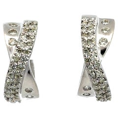 Aros cruzados con pavé de diamantes, oro blanco de 14K