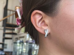 Aros cruzados con pavé de diamantes, oro blanco de 14K