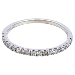 Ring mit 1,8 mm breitem Band und Diamant im Brillantschliff aus 14-karätigem Weißgold