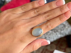 Ring mit gebürstetem „White Water Jade“-Cabochon aus 14-karätigem Gelbgold