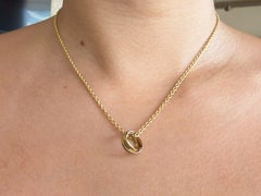 Collier avec petit pendentif Trinity de Cartier, en or tricolore 18 carats