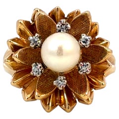 Anello con fiore di loto in oro giallo 14k con perla Akoya e diamante a taglio singolo