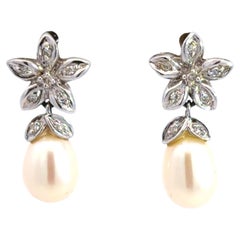 Orecchini pendenti con fiori di diamanti e perle, in oro bianco 14 carati
