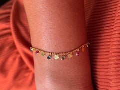 Braccialetto in oro giallo 18 carati con ciondoli a forma di cuori pendenti con rubini, zaffiri e smeraldi