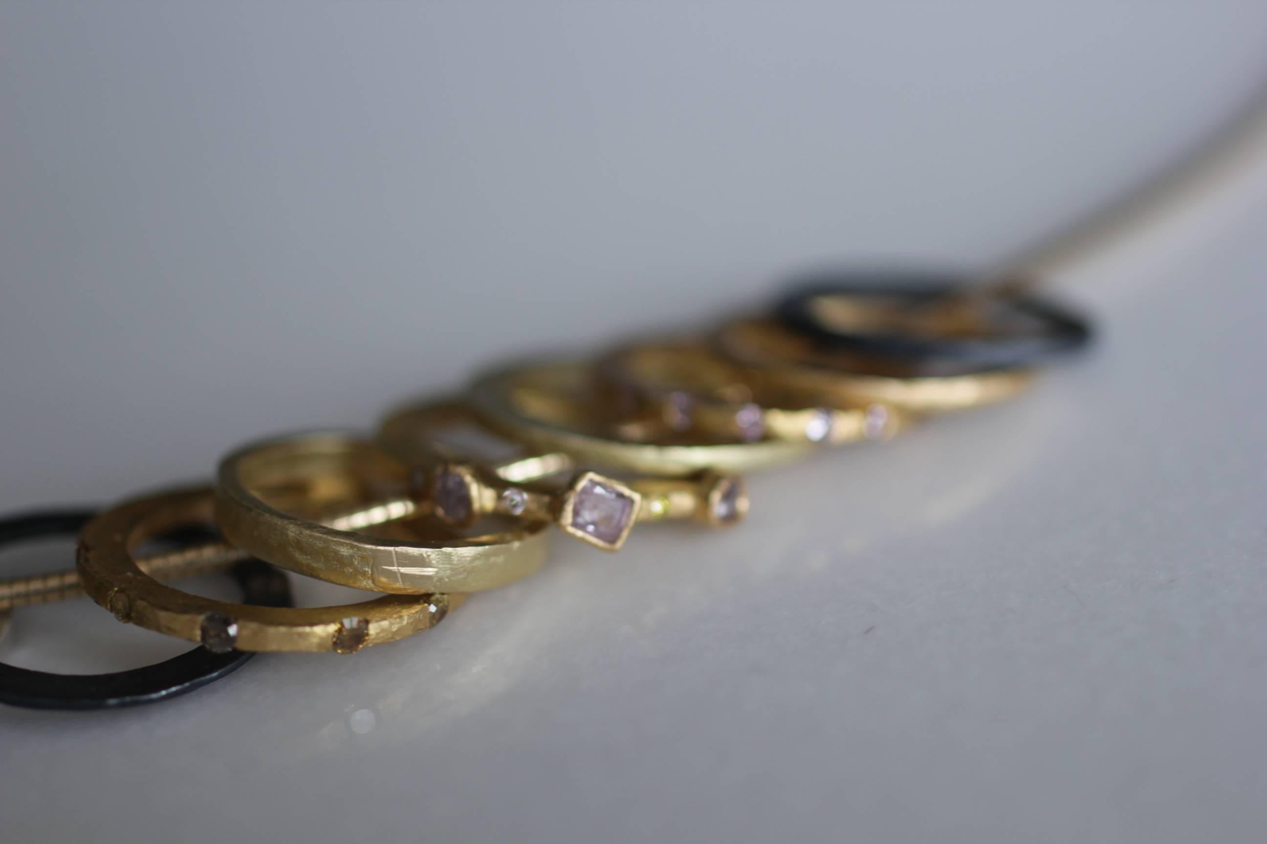 Verlobungsring aus 22 Karat Gold mit farbigem Diamant-Dreistein-Lünette  im Angebot 4