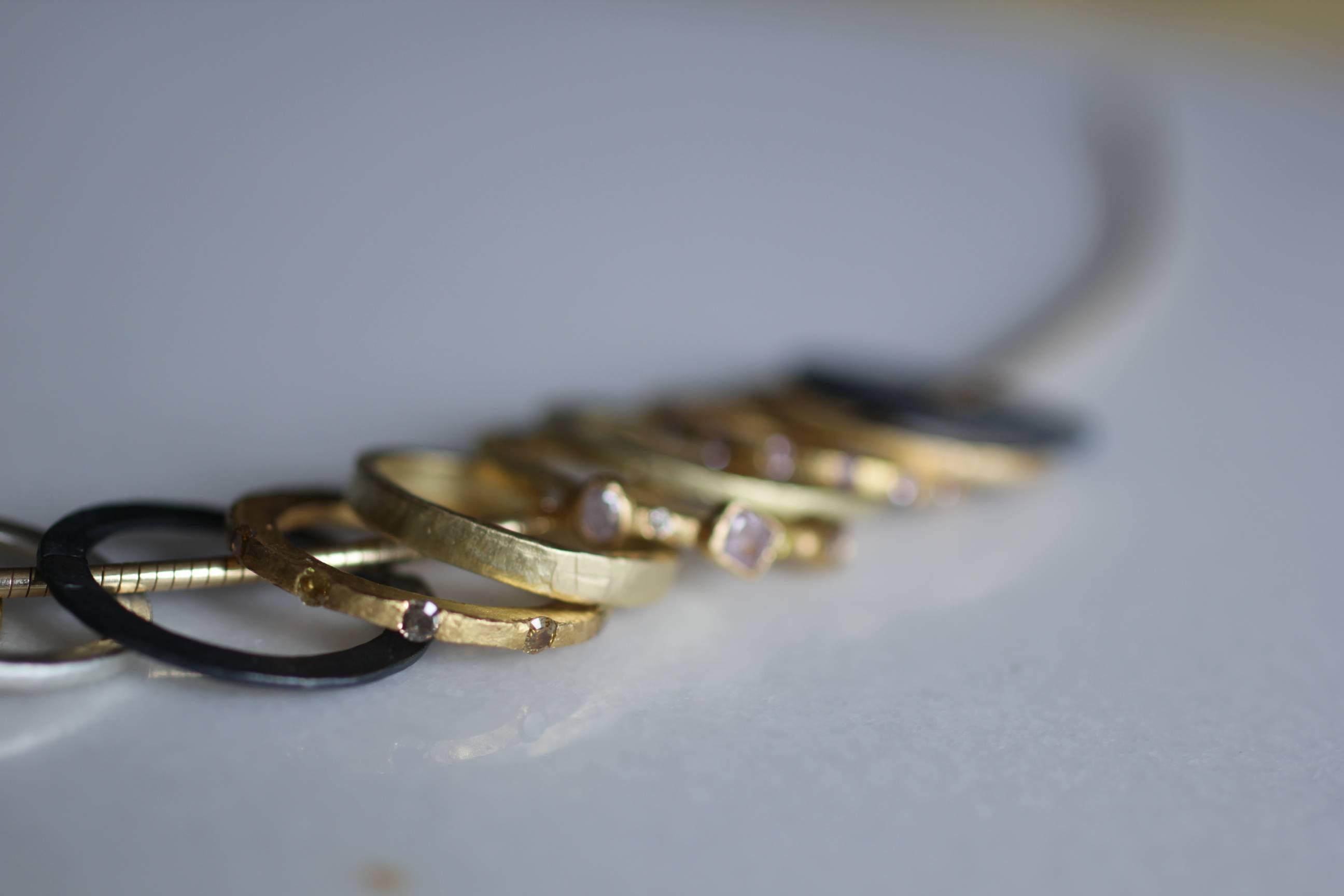 Anillo de Boda de Oro de 18 Kilates Apilado Contemporáneo Unisex Hombre en venta 10