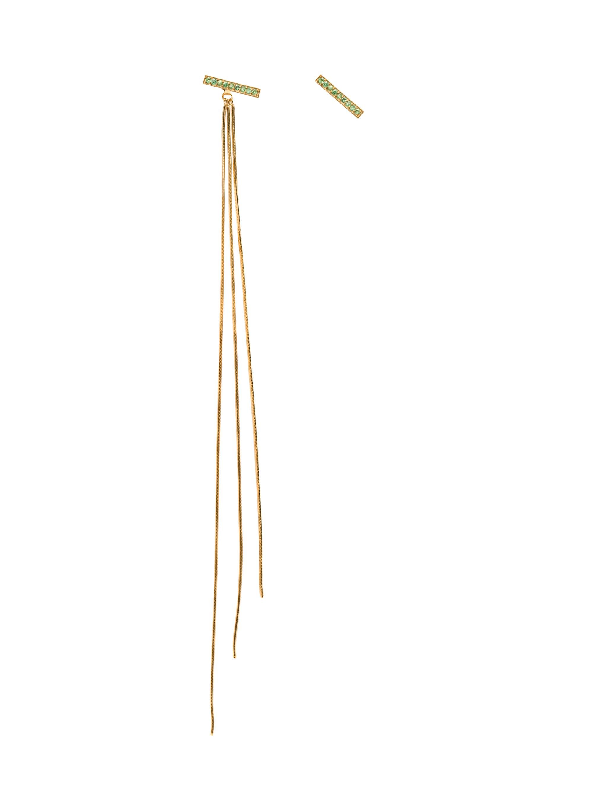 Add jewellery with a modern, strong feminine attitude to your outfit with this 9 karat gold long multithread earring from Iosselliani. Three discendent threads are secured to the push back post to add a sweeping effect to the 0,21 carats green