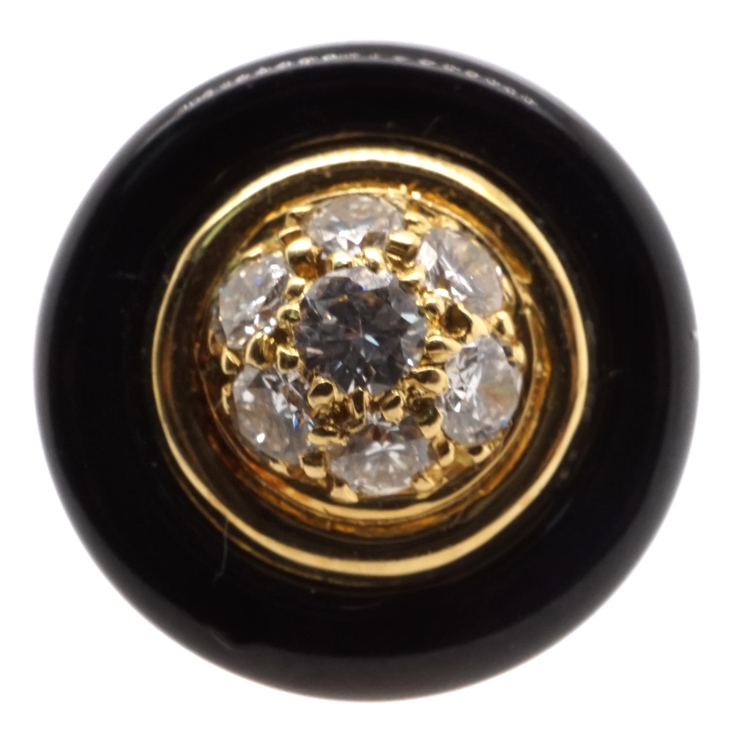 Réalisée en or 18 carats, elle est ornée de 24 diamants ronds de taille brillant et d'onyx noir.  Poids 12.4 gr./8.0 dwt.  Signé VCA 83 B 9102 X 28 750 avec poinçons.  L'avant et l'arrière mesurent 1/2