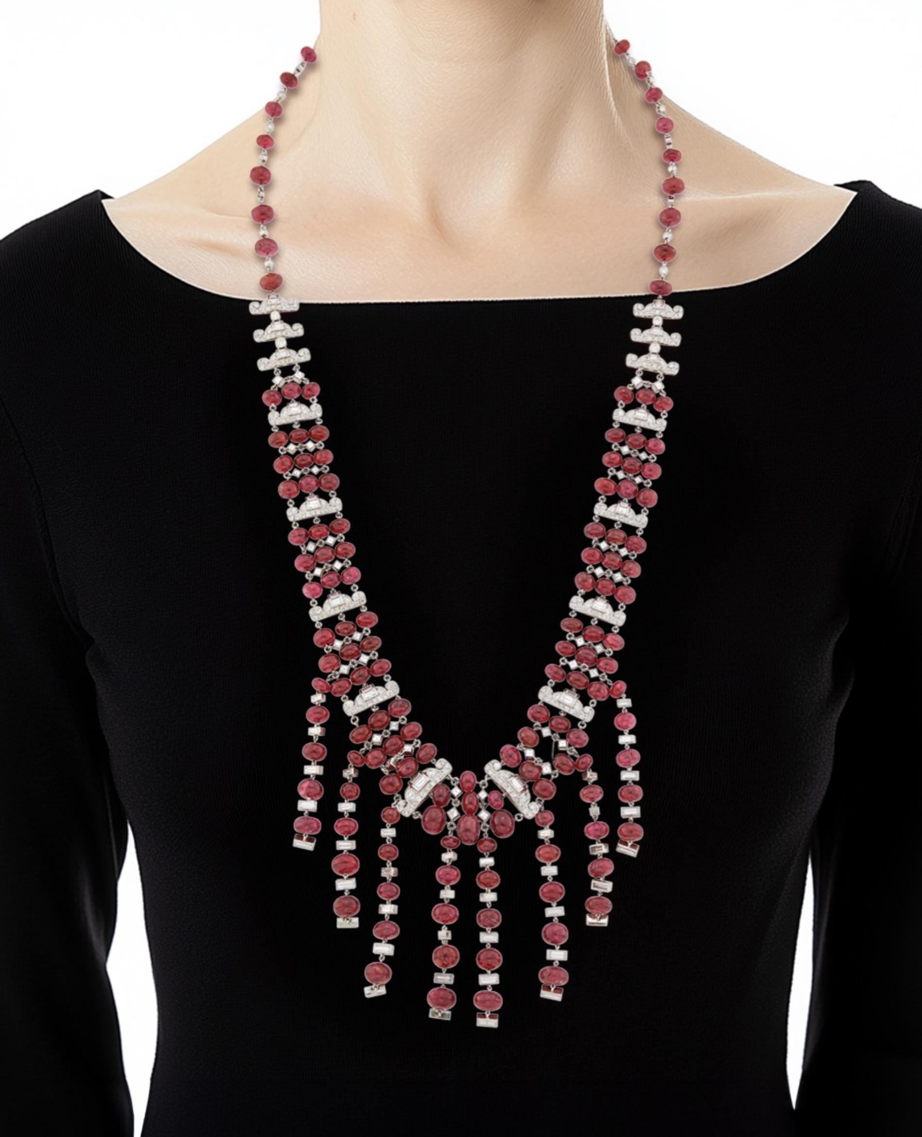 Collier en platine, perles de spinelle rouge et franges de diamants

Détails :
Frange de huit rangs, perles de spinelle d'ap. 8,0 à 5,7 mm, 282 diamants de taille ancienne et européenne, 40 diamants carrés et 72 diamants baguettes d'environ 12,50