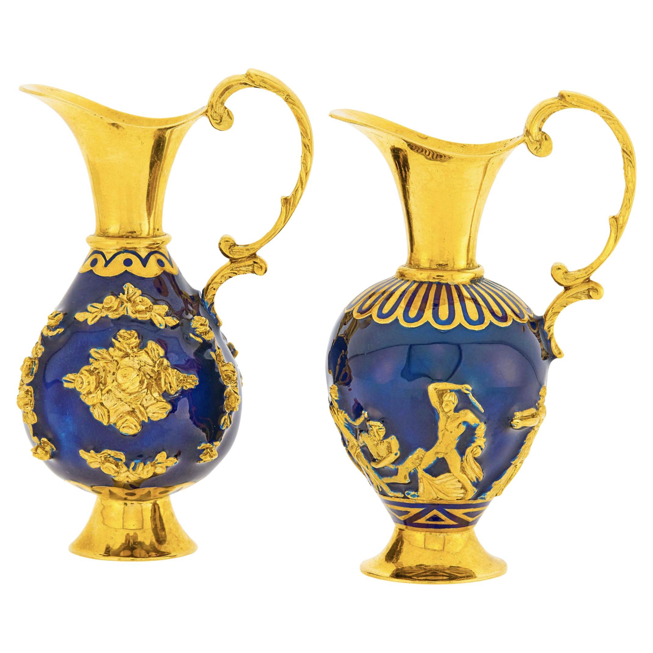 Coppia di brocche da urna in miniatura in oro 18k e smalto blu in vendita