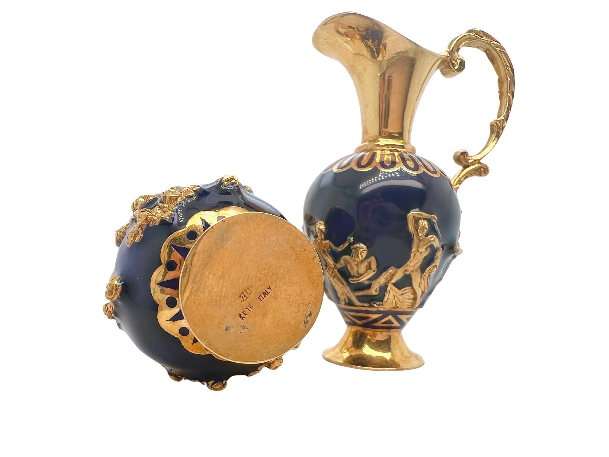 Coppia di brocche da urna in miniatura in oro 18k e smalto blu

Dettagli:
In oro 18 carati, raffigurante scene classiche e ghirlanda floreale, firmato Italia.
Peso: 126.8 grammi

In ottime condizioni