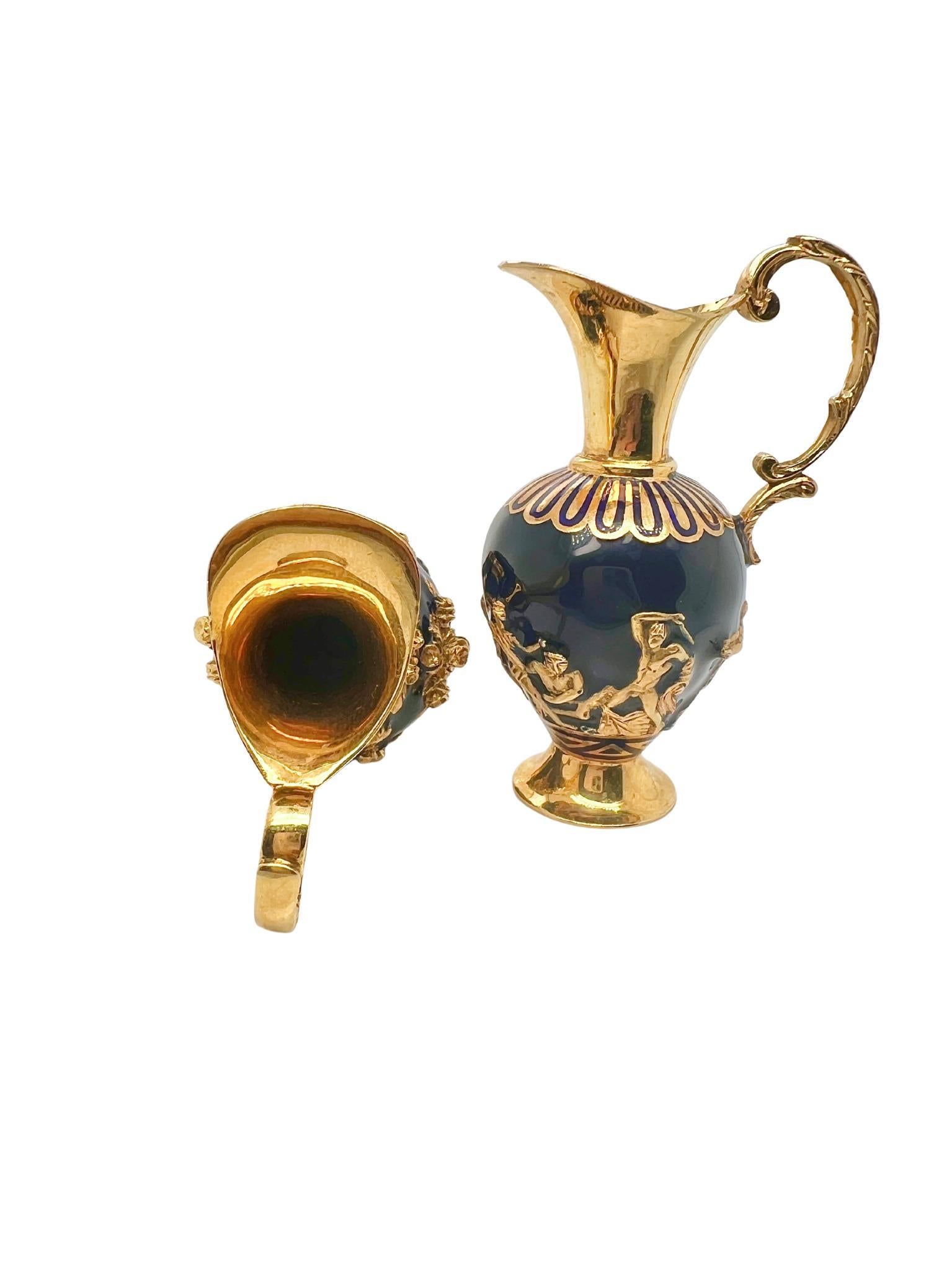 Coppia di brocche da urna in miniatura in oro 18k e smalto blu In condizioni ottime in vendita a New York, NY