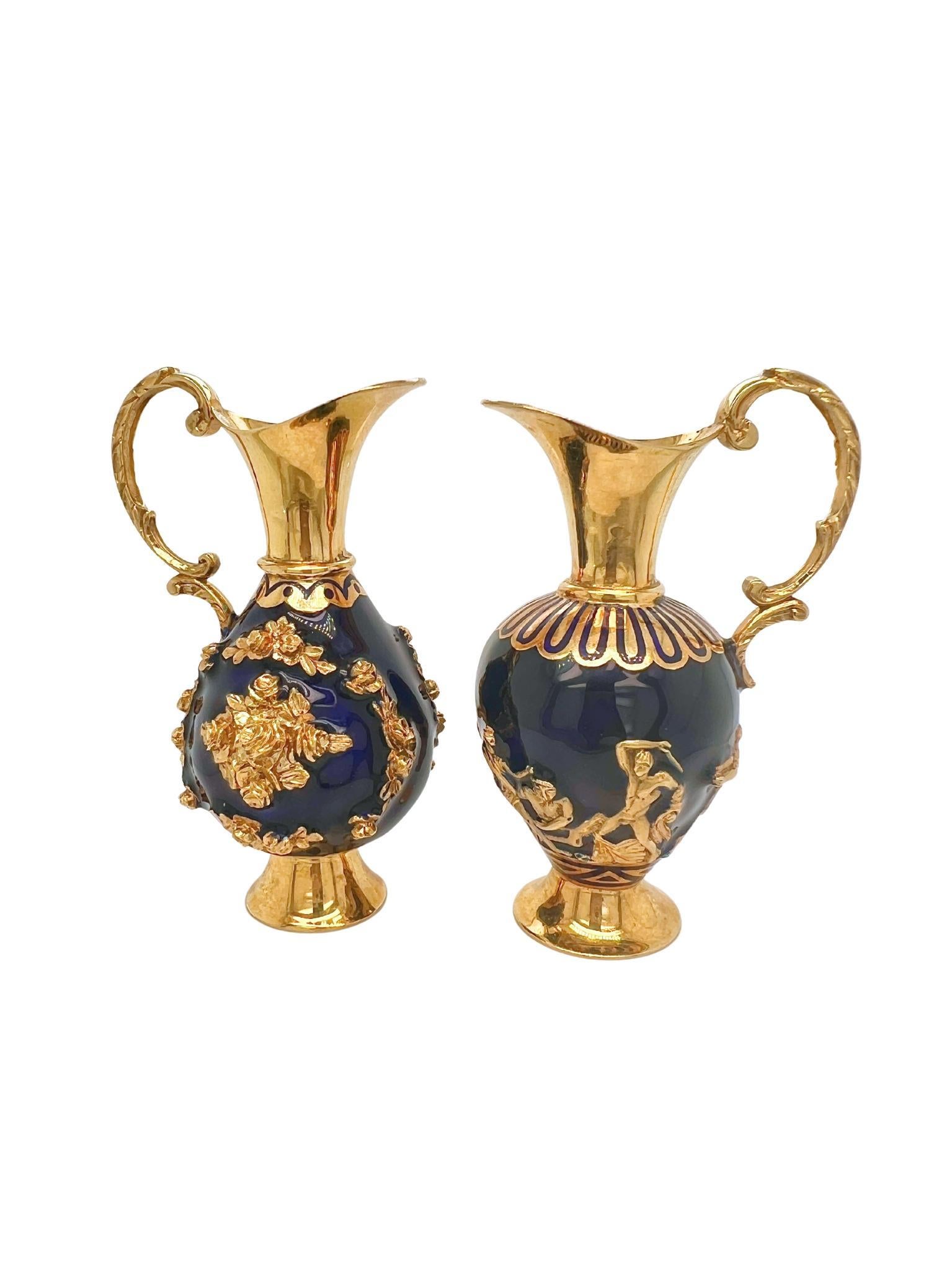 Donna Coppia di brocche da urna in miniatura in oro 18k e smalto blu in vendita