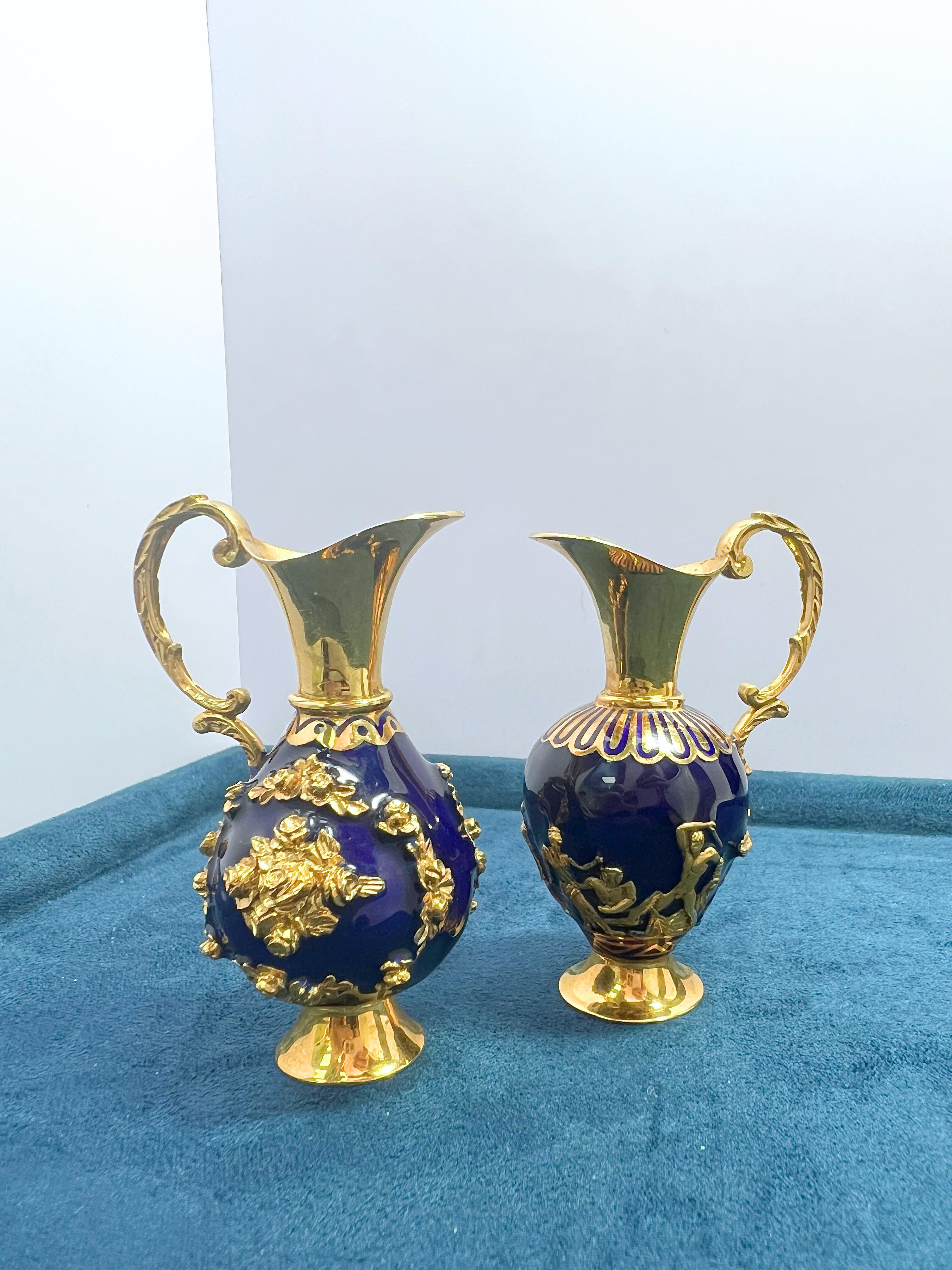 Coppia di brocche da urna in miniatura in oro 18k e smalto blu in vendita 1