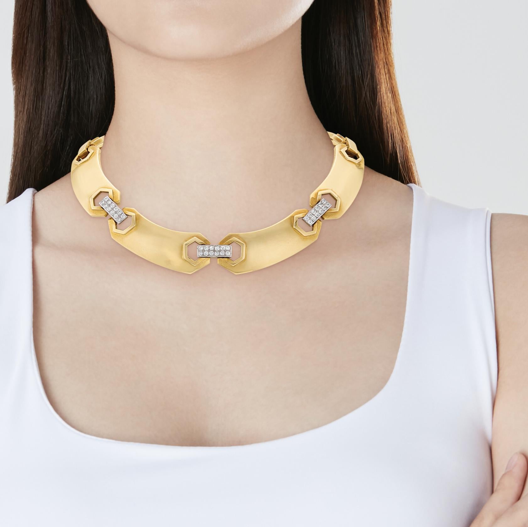 David Webb - Collana di diamanti in oro giallo 18 carati

Dettagli:
Diamanti rotondi, oro giallo 18 carati, platino, firmato Webb
Diamanti: circa 36 rotondi con un peso totale approssimativo di 1,80-2,00 carati.
Dimensioni: circonferenza interna di